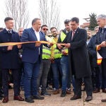 El alcalde de Valencia de Don Juan, Ricardo Barrientos, preside la inauguración de la 103 Feria de Febrero junto al Presidente de la Diputación, Gerardo Álvarez Courel y representantes de la Plataforma de Defensa del Campo, Decaleón