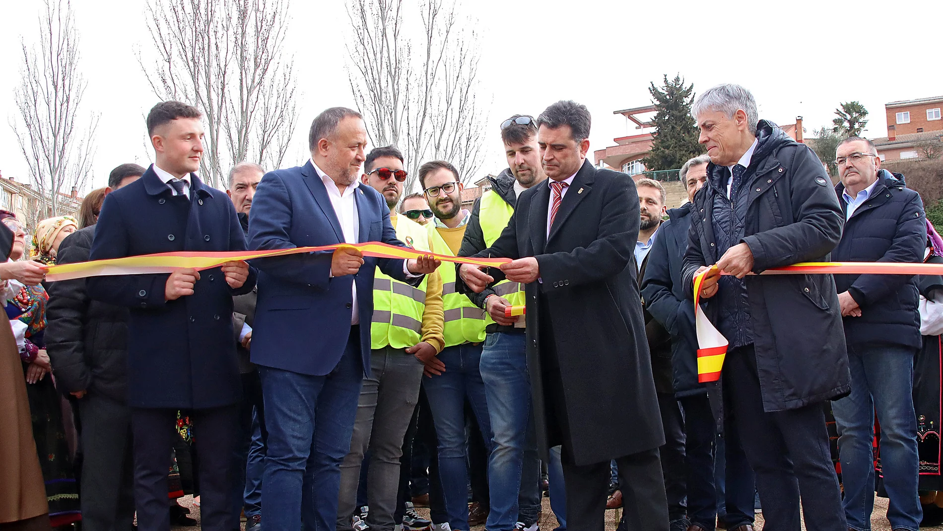El alcalde de Valencia de Don Juan, Ricardo Barrientos, preside la inauguración de la 103 Feria de Febrero junto al Presidente de la Diputación, Gerardo Álvarez Courel y representantes de la Plataforma de Defensa del Campo, Decaleón