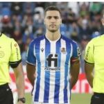 Sobrino Magán -derecha- junto al capitán de la Real Sociedad Mikel Merino y a Alberola Rojas -izquierda- 