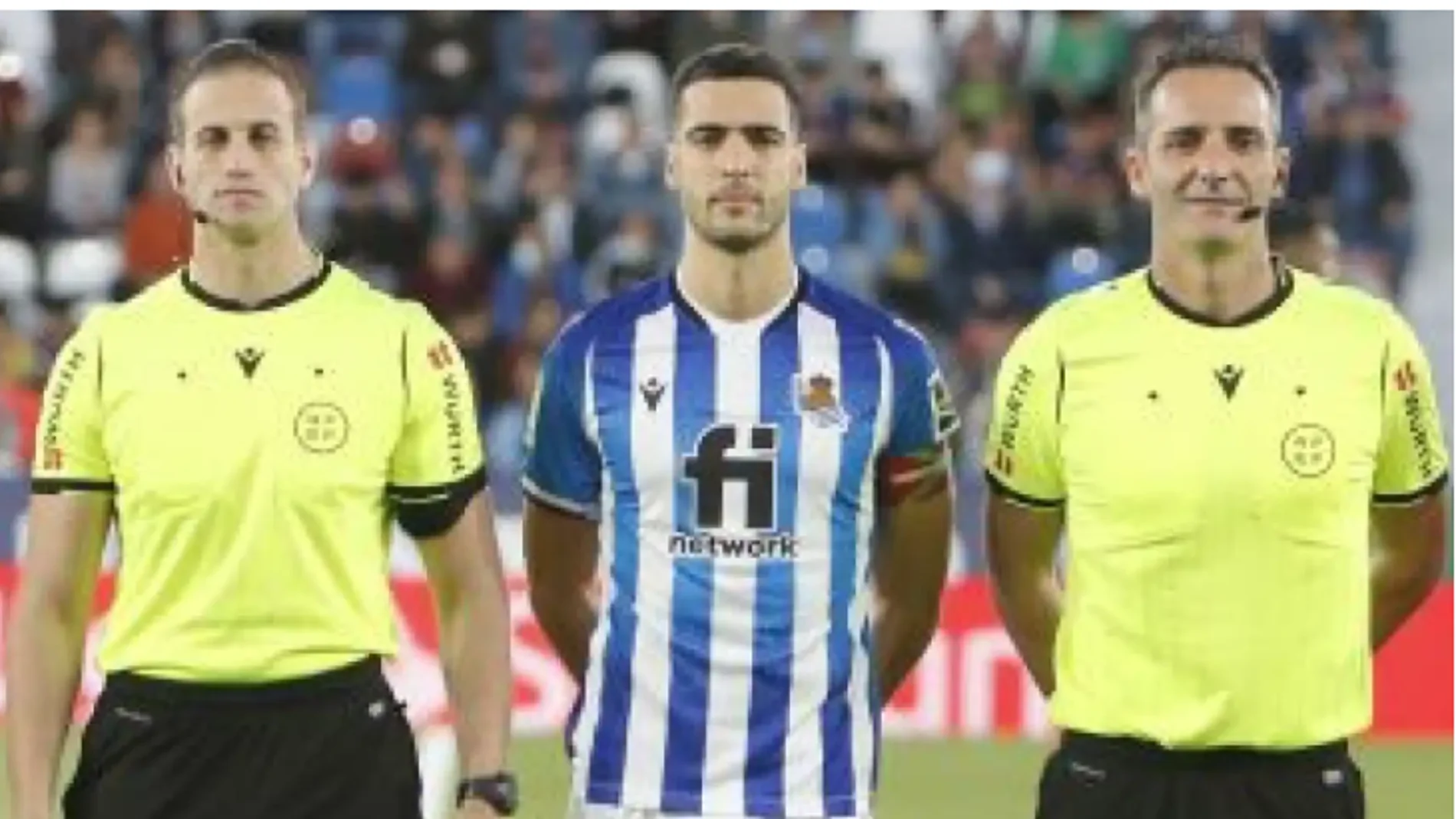 Sobrino Magán -derecha- junto al capitán de la Real Sociedad Mikel Merino y a Alberola Rojas -izquierda-
