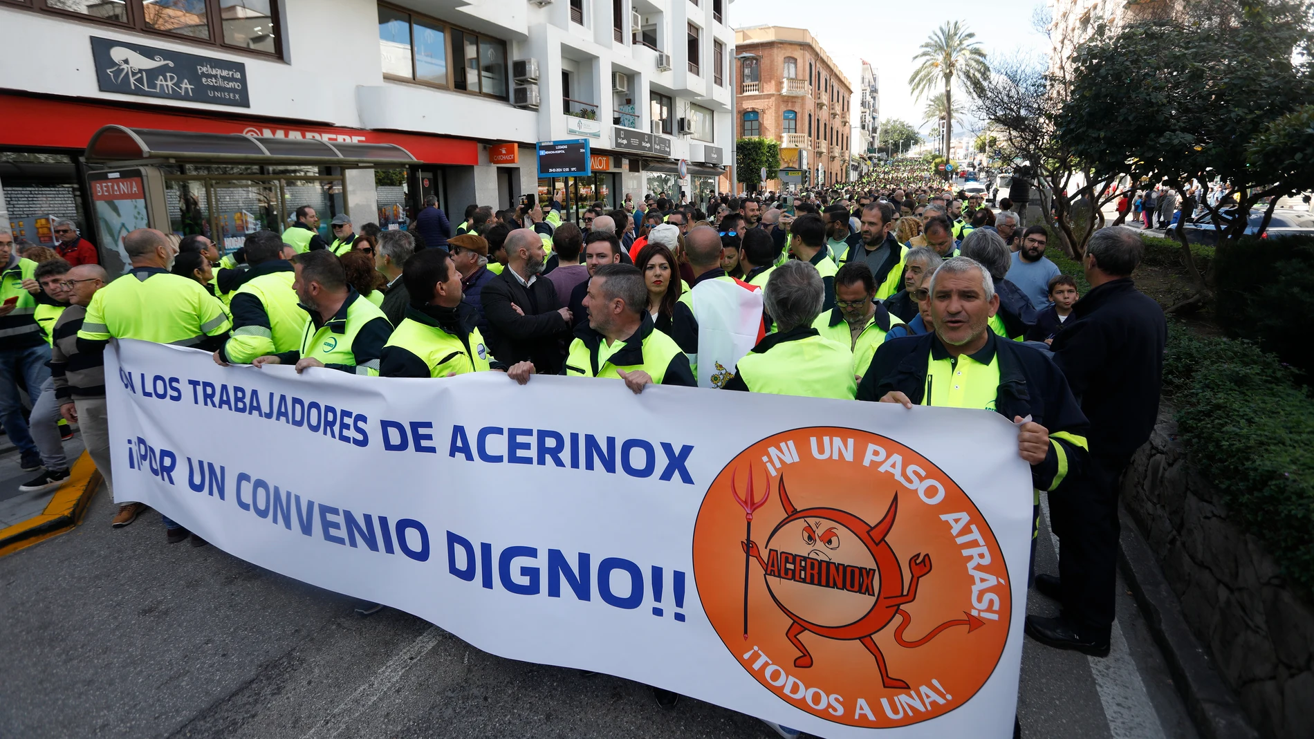 GRAFAND9420. ALGECIRAS CÁDIZ), 29/02/2024.- Cerca de 5.000 personas han marchado este jueves por las calles del centro de Algeciras (Cádiz) para trasladar a la sociedad la situación que atraviesa la plantilla de Acerinox, que vive el día número 25 de huelga indefinida en la planta que la acerera tiene en Los Barrios (Cádiz). EFE/A.Carrasco Ragel.