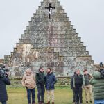 García Gallardo durante su visita a la Pirámide de los Italianos en Burgos