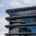 Economía/Bolsa.- Grifols se deja un 22% en la semana de presentación de resultados pese a rebotar un 18% este viernes