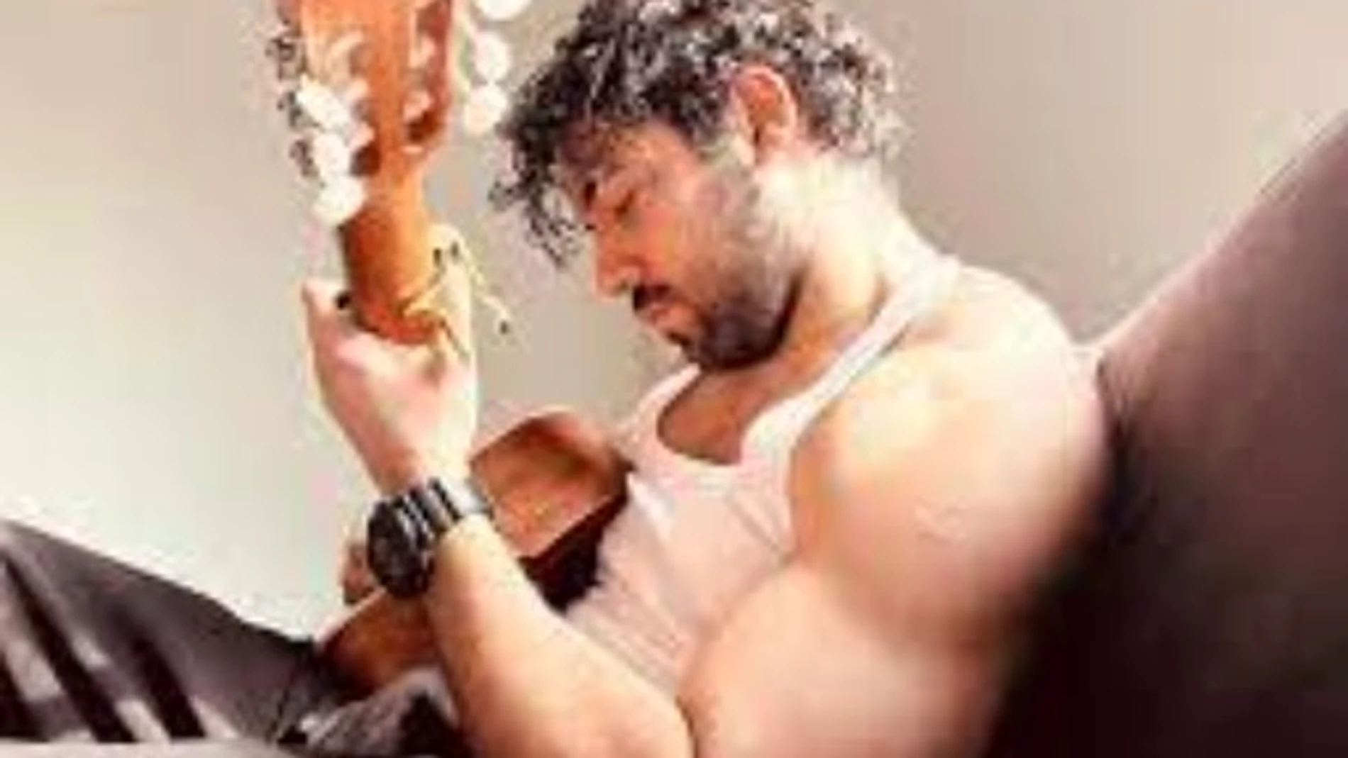 La retorcida "psicología inversa" de Irán contra el cantante que compuso el himno de la "chica del velo"