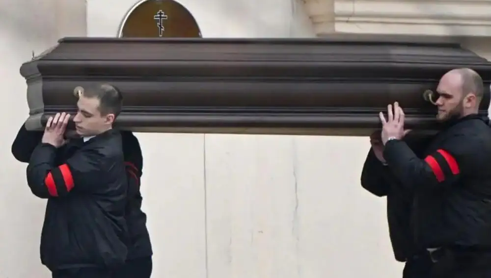 El ataúd de Navalni de camino a la iglesia de la Madre de Dios, donde será el funera