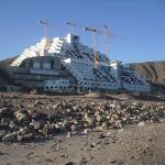 El hotel El Algarrobico, ubicado en la costa de Carboneras (Almería), está envuelto en una maraña judicial desde hace décadas