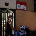 Una persona camina frente a un Centro de Apoyo y Encuentro Familiar (CAEF), a 1 de agosto de 2023, en Madrid (España).La consejera de Familia, Juventud y Asuntos Sociales de la Comunidad de Madrid, Ana Dávila ha visitado el centro para conocer su funcionamiento y ha mantenido un encuentro con el equipo de profesionales que lo gestionan. Los Centros de Apoyo y Encuentro Familiar de la Comunidad de Madrid (CAEF) ofrecen atención a todos y cada uno de los miembros de la familia a través de diversos servicios especializados de carácter gratuito, personalizado y confidencial. Son atendidos por equipos multidisciplinares compuestos por psicólogos, abogados, trabajadores y educadores sociales con formación y experiencia en el trabajo con familias. 01 AGOSTO 2023;COMUNIDAD DE MADRID;MADRID;COMUNIDADES;AUTÓNOMAS;EDUCACIÓN; Ricardo Rubio / Europa Press 01/08/2023