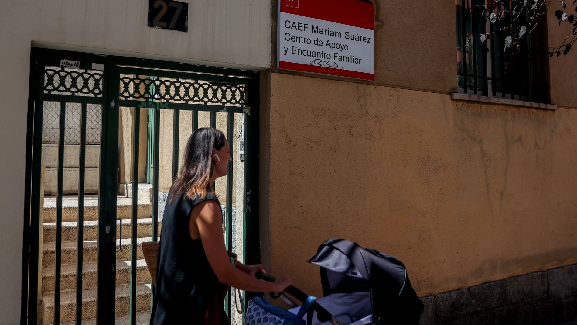 Una persona camina frente a un Centro de Apoyo y Encuentro Familiar (CAEF), a 1 de agosto de 2023, en Madrid (España).La consejera de Familia, Juventud y Asuntos Sociales de la Comunidad de Madrid, Ana Dávila ha visitado el centro para conocer su funcionamiento y ha mantenido un encuentro con el equipo de profesionales que lo gestionan. Los Centros de Apoyo y Encuentro Familiar de la Comunidad de Madrid (CAEF) ofrecen atención a todos y cada uno de los miembros de la familia a través de diversos servicios especializados de carácter gratuito, personalizado y confidencial. Son atendidos por equipos multidisciplinares compuestos por psicólogos, abogados, trabajadores y educadores sociales con formación y experiencia en el trabajo con familias. 01 AGOSTO 2023;COMUNIDAD DE MADRID;MADRID;COMUNIDADES;AUTÓNOMAS;EDUCACIÓN; Ricardo Rubio / Europa Press 01/08/2023
