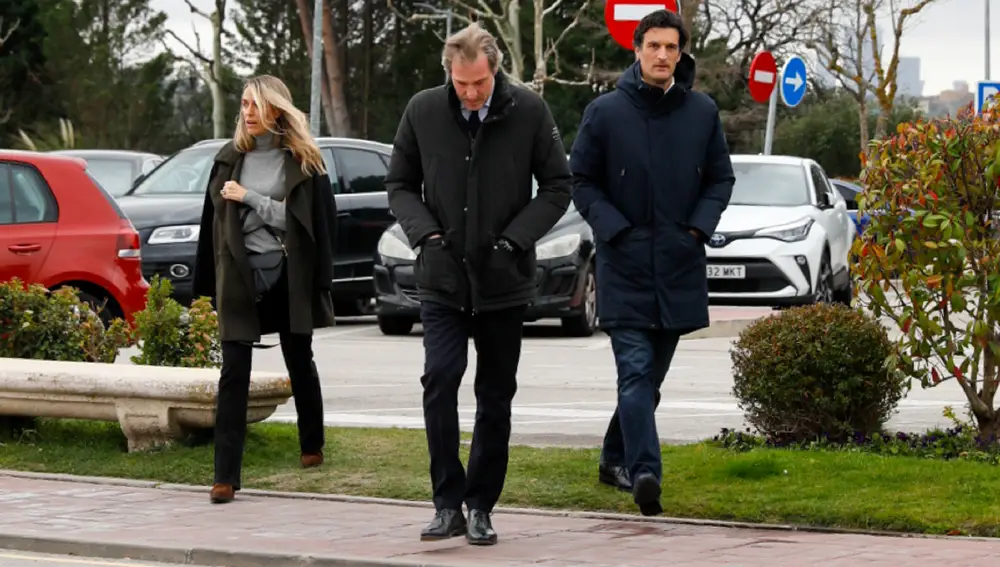 Beltrán Gómez Acebo junto a los duques de Feria