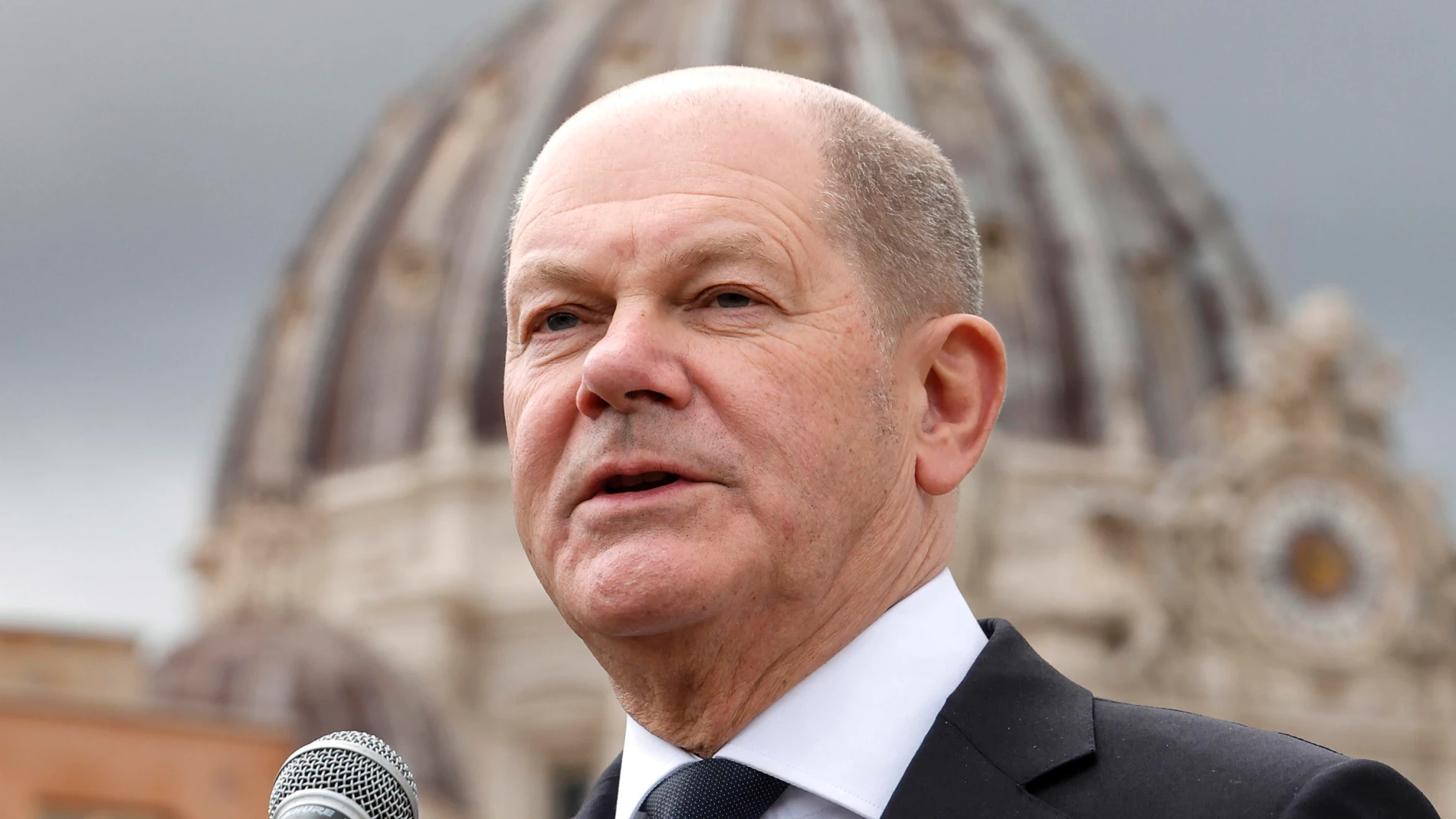 Rome (Italy), 02/03/2024.- German Chancellor Olaf Scholz speaks to the media at the Paolo VI hotel on the occasion of his meeting with Pope Francis (not pictured), in Rome, Italy, 02 March 2024. The German Chancellor is on an official visit to Rome. Scholz was scheduled to meet Pope Francis on 02 March for his first private audience with the Pope. (Papa, Alemania, Italia, Roma) EFE/EPA/GIUSEPPE LAMI