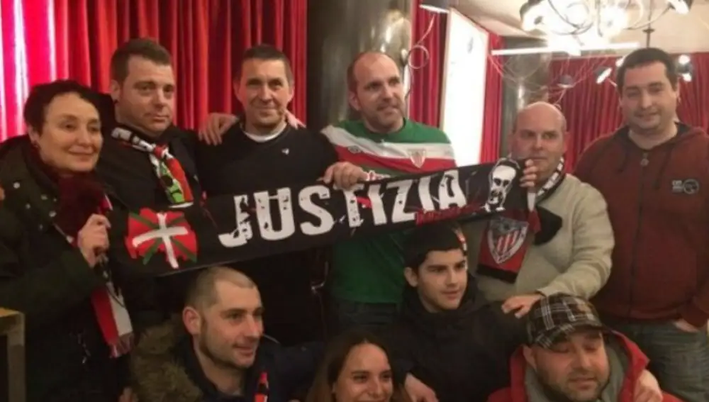 Otegi y Jone Goirizelaia con miembros de la grada de animación del Athletic.