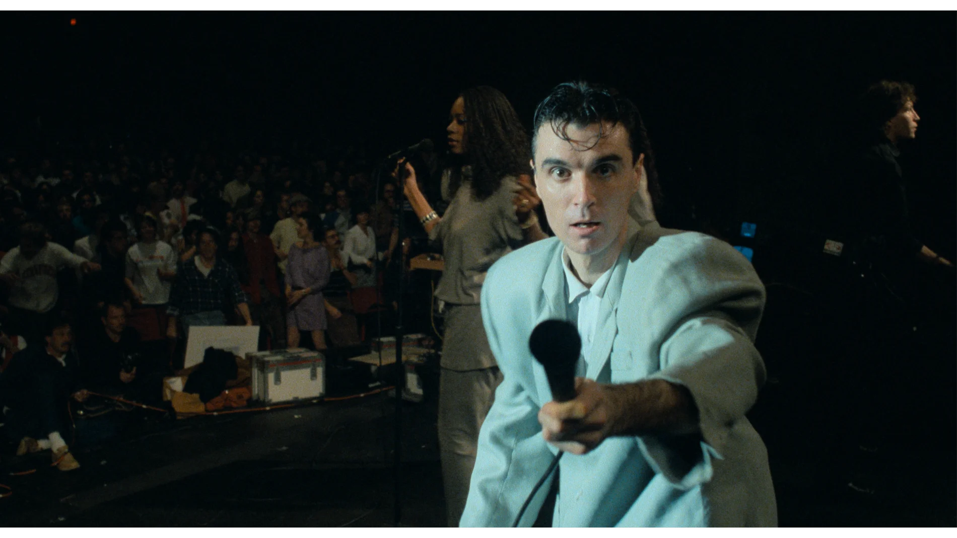 David Byrne, en el escenario de «Stop Making Sense»