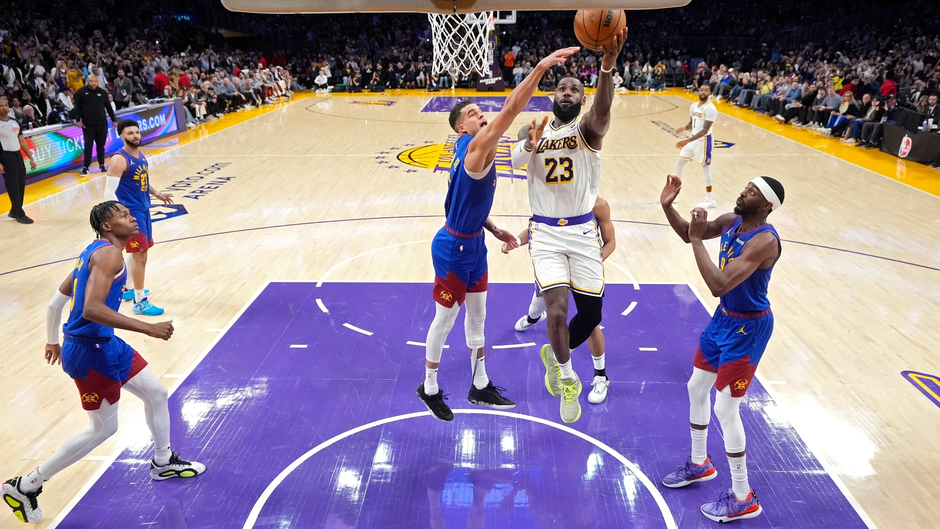 LeBron James superó los 40.000 puntos con esta bandeja con la mano izquierda