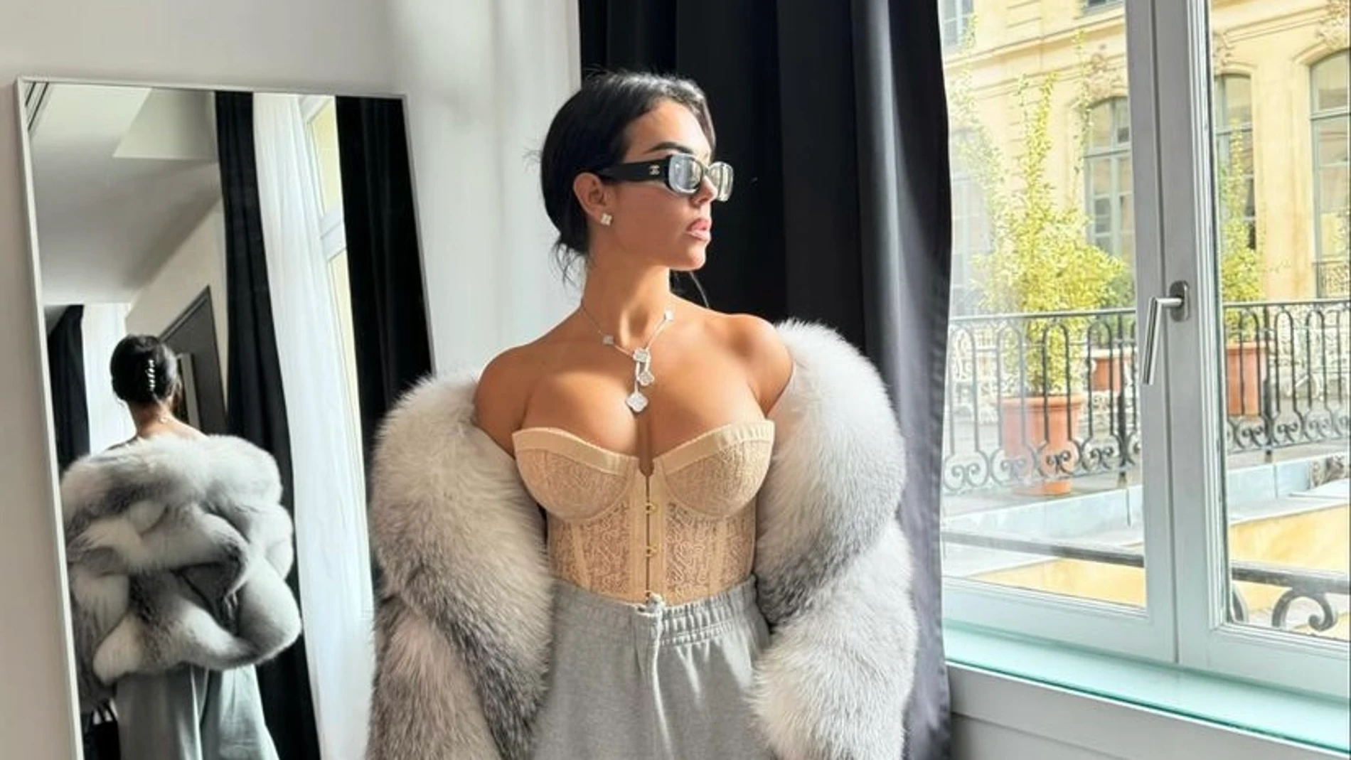 Georgina Rodríguez con estilismo cómodo y glamuroso.