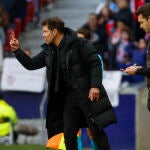 Simeone da instrucciones en la banda del Metropolitano