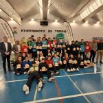 el alcalde del municipio, Miguel Ángel Oliveira; el director del torneo, concejal y diputado Provincial de Juventud y Deporte, Javier González; el diputado provincial Fernando Esteban y el presidente del Club Bádminton Tordesillas, Ramón Castellanos, junto a los jugadores premiados