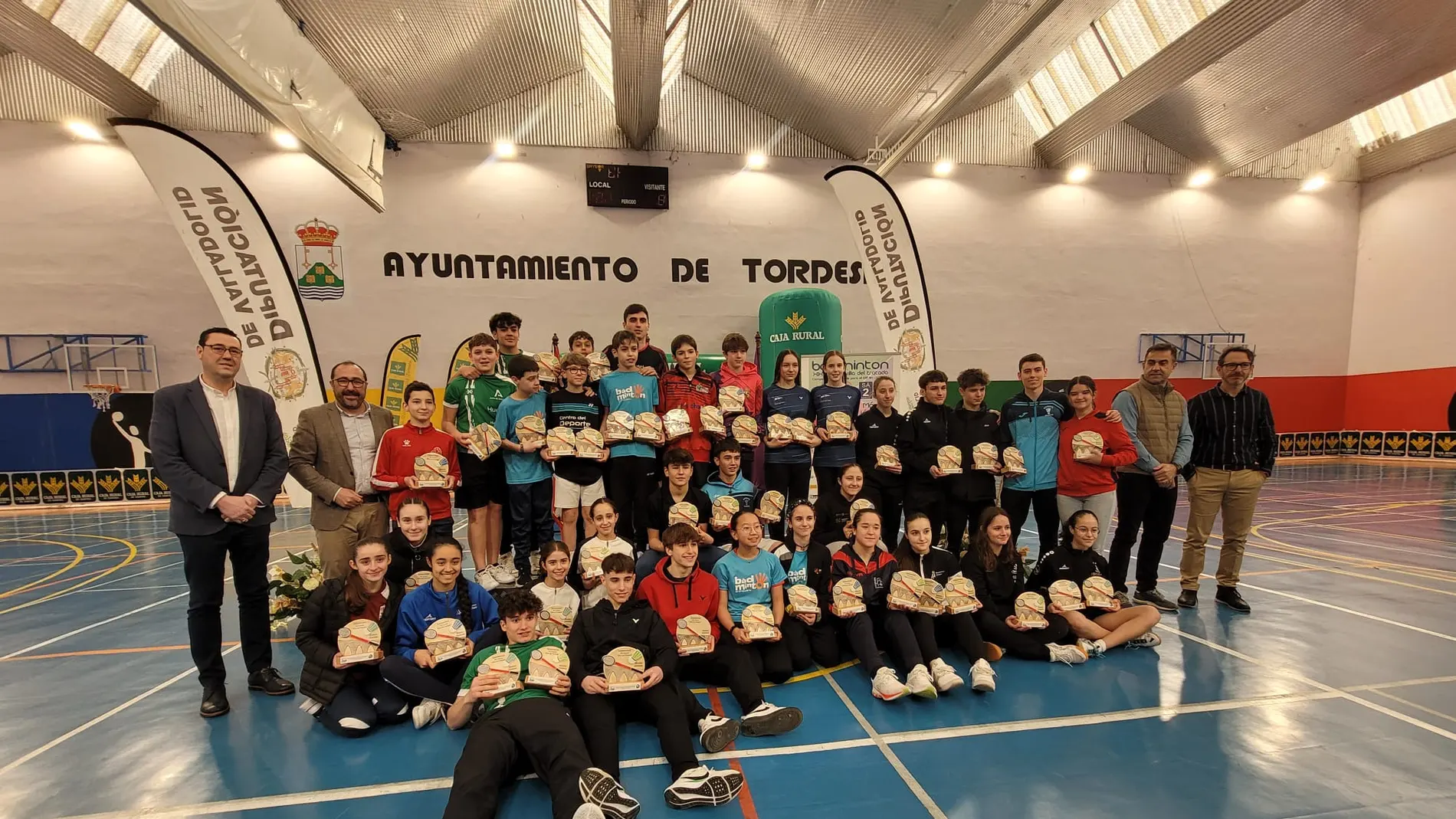 el alcalde del municipio, Miguel Ángel Oliveira; el director del torneo, concejal y diputado Provincial de Juventud y Deporte, Javier González; el diputado provincial Fernando Esteban y el presidente del Club Bádminton Tordesillas, Ramón Castellanos, junto a los jugadores premiados