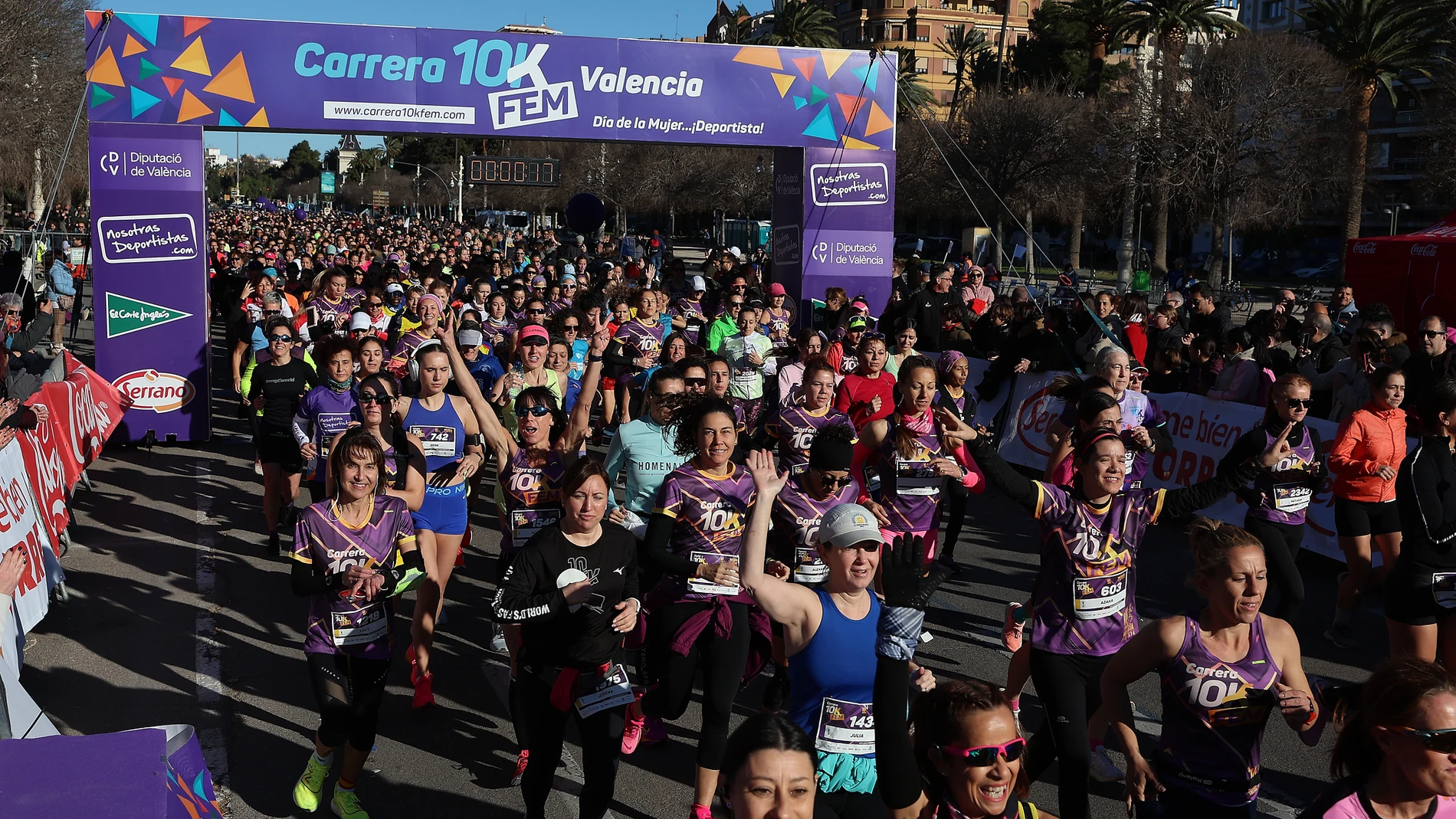 En una edición de récord, las cerca de 3.000 participantes, han logrado vencer al fuerte viento que las ha acompañado hasta la meta