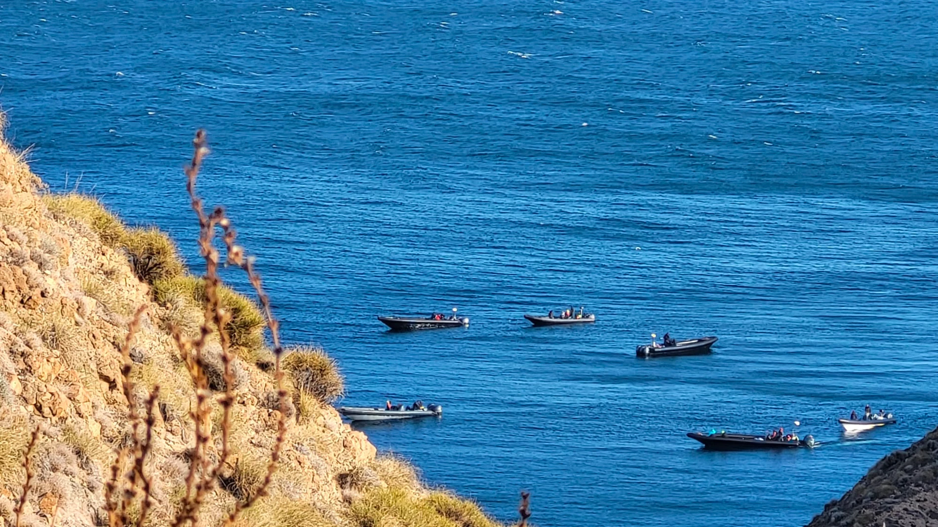 CABO DE GATA (ALMERÍA), 03/03/2024.- La Guardia Civil sigue la pista de al menos siete narcolanchas que desde este sábado han sido vistas y grabadas en distintos puntos del litoral almeriense y está a la espera de que mejore la climatología para poder interceptarlas. EFE/Asociación Unificada de la Guardia Civil (AUGC) *****SOLO USO EDITORIAL/SOLO DISPONIBLE PARA ILUSTRAR LA NOTICIA QUE ACOMPAÑA (CRÉDITO OBLIGATORIO) *****
