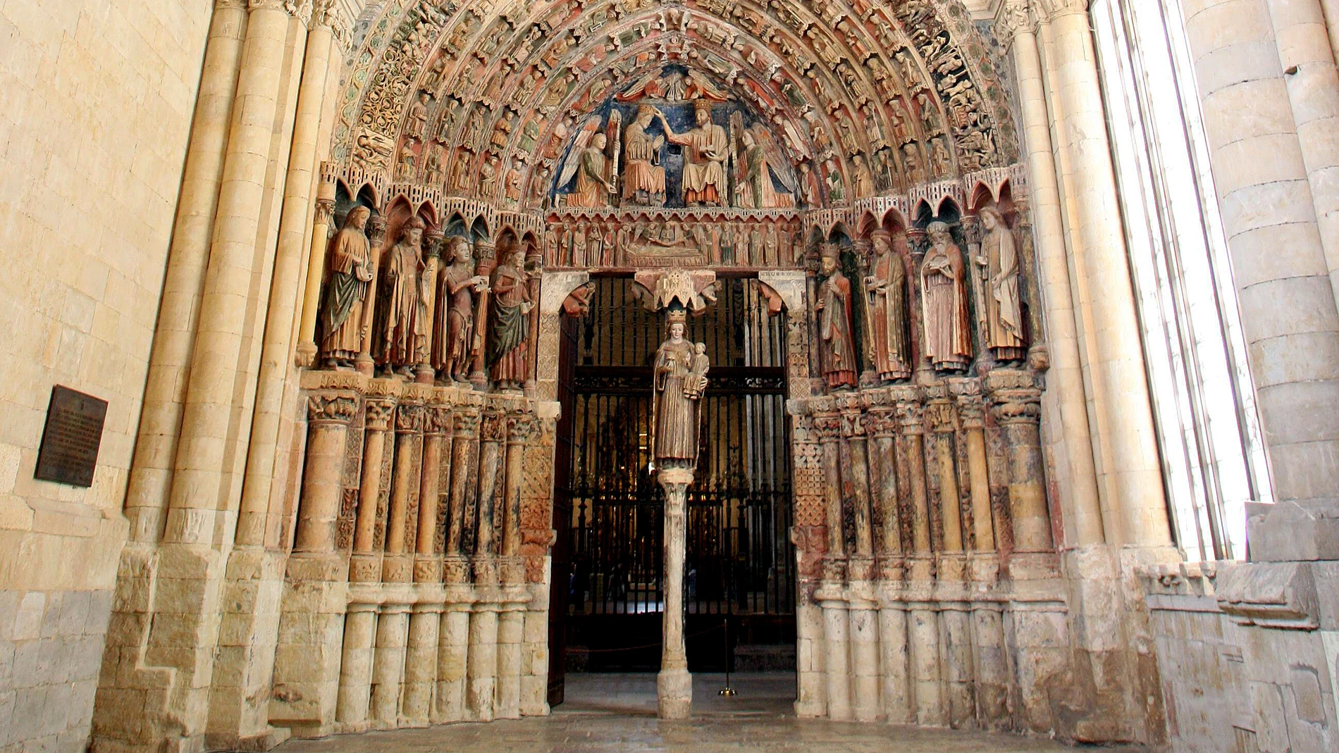 Portada de la Majestad de la Colegiata de Santa María la Mayor de Toro