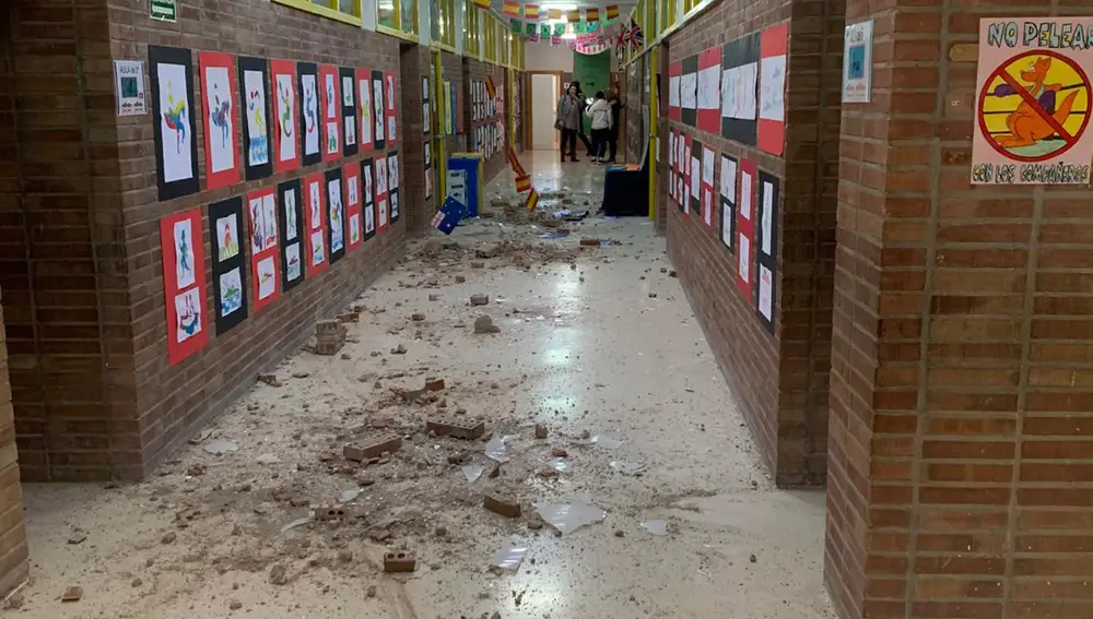 El fuerte viento arranca parte de la cubierta del colegio Vista Alegre, en el que quedan suspendidas las clases