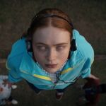 Max (Sadie Sink) flotando al borde de la muerte