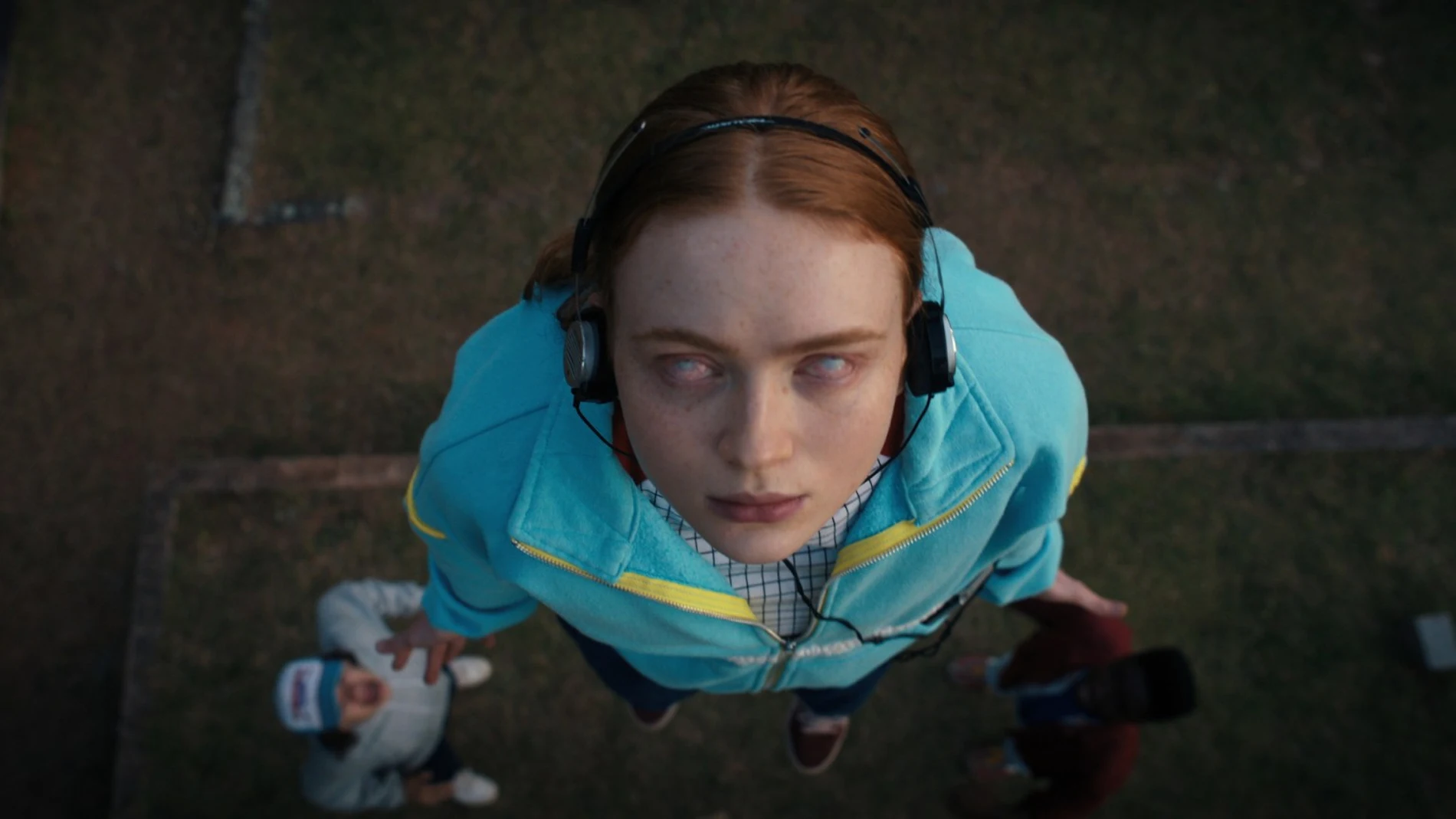 Max (Sadie Sink) flotando al borde de la muerte