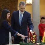 MADRID, 04/03/2024.- El rey Felipe VI recibe a los ganadores de las dos últimas ediciones del concurso escolar '¿Qué es un rey para ti?' este lunes en el Palacio de El Pardo. EFE/ Chema Moya