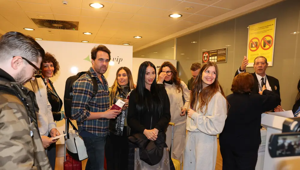 Javier Ungría junto a los demás concursantes de "Supervivientes" en el aeropuerto