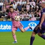 Messi le pega un pelotazo a una niña que se encontraba en las gradas