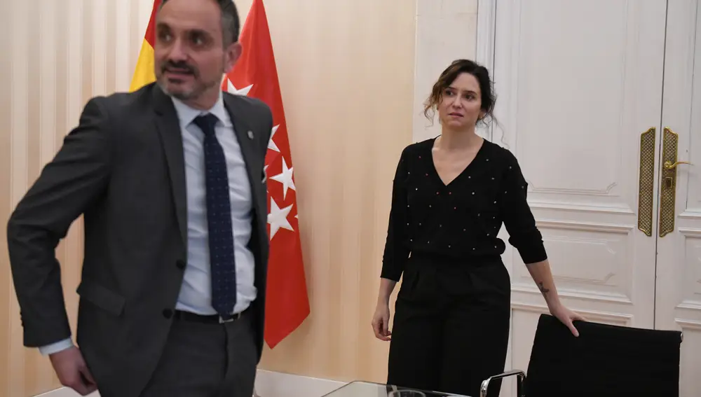 Ayuso mantiene un encuentro con el alcalde de Móstoles