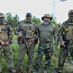 Isa Akaev posa con otros miembros del batallón Crimea