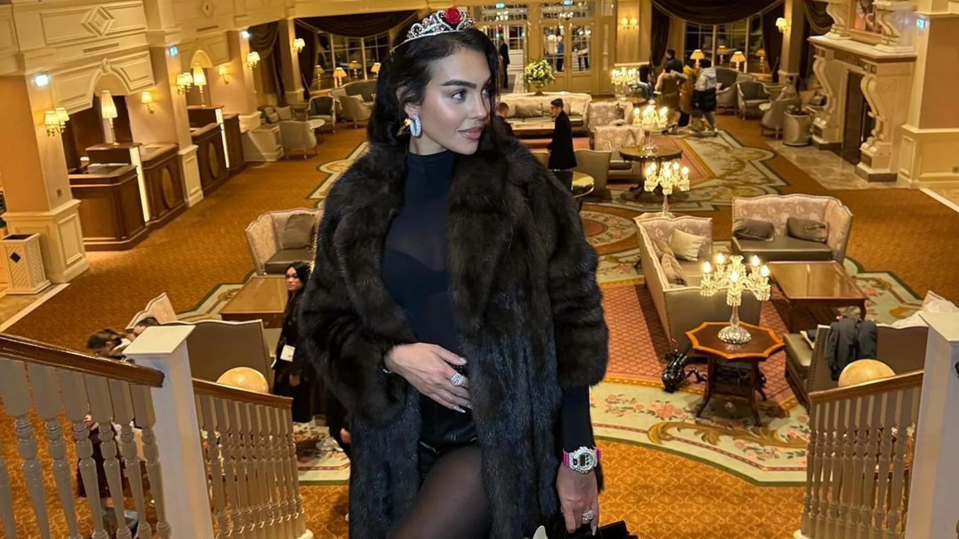 Georgina Rodríguez y su look en Disney con sus hijos.