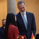 Los niños del concurso '¿Qué es un rey para tí?' le devuelven la sonrisa al rey Felipe