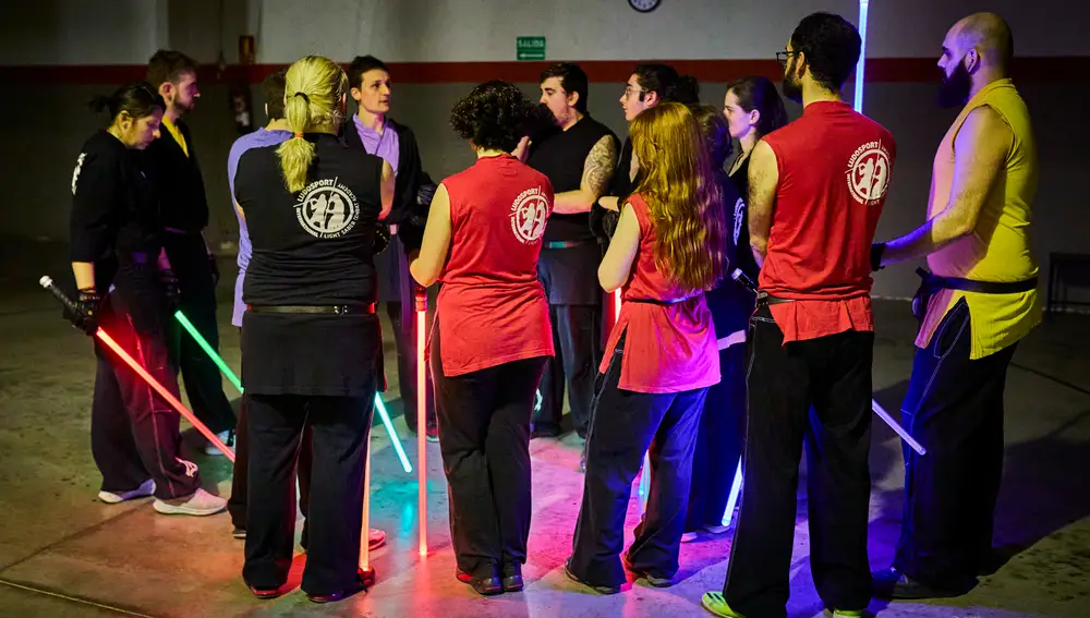Entrenamiento de Ludosport, una disciplina de combate real con sable de luz que mezcla una gran diversidad de