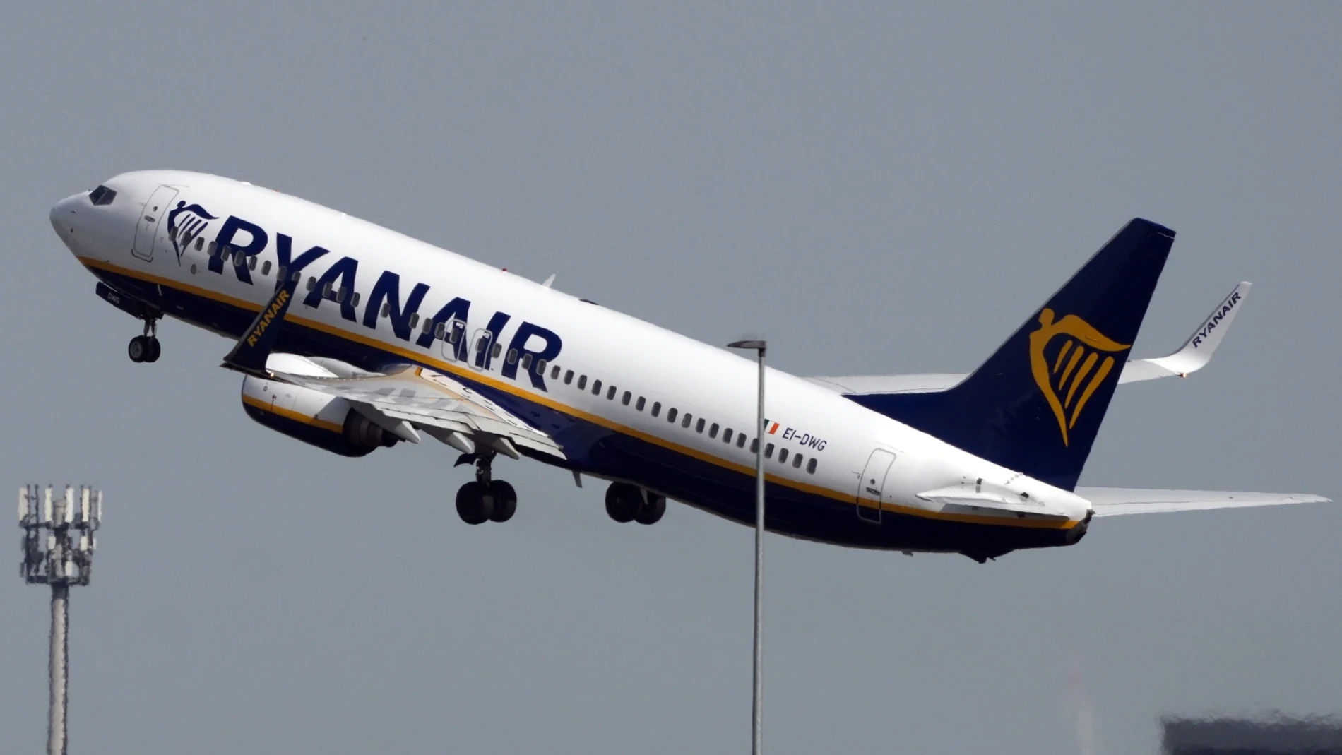 Azafato de Ryanair se sincera para vender lotería: “Por tan solo dos euros puedes comprar un boleto de lotería y no volver a volar con nosotros en tu vida”