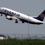 Azafato de Ryanair se sincera para vender lotería: “Por tan solo dos euros puedes comprar un boleto de lotería y no volver a volar con nosotros en tu vida”