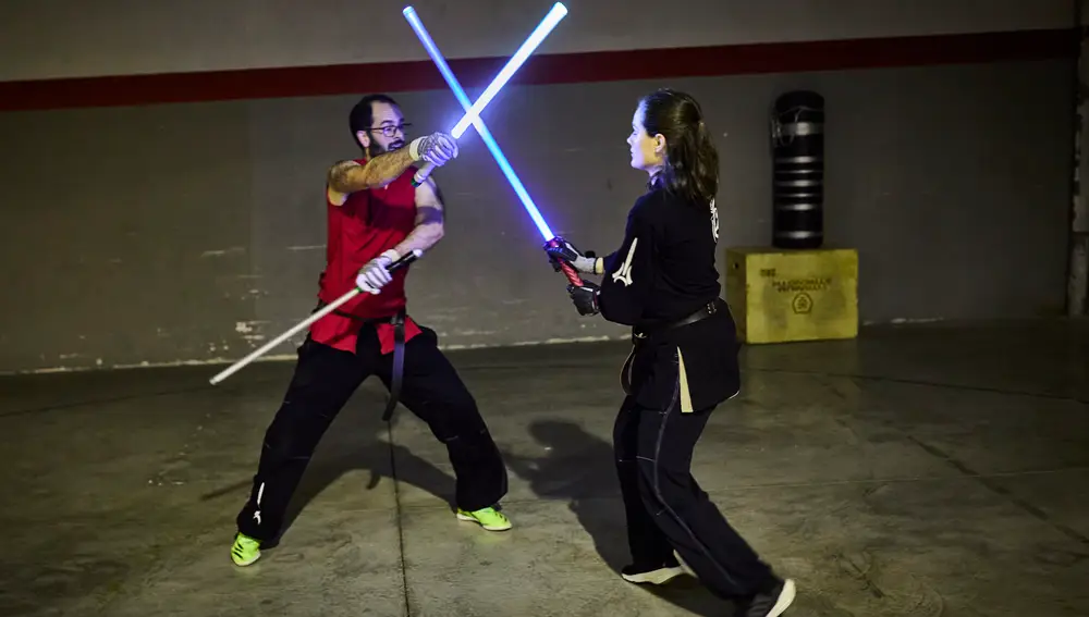 Entrenamiento de Ludosport, una disciplina de combate real con sable de luz que mezcla una gran diversidad de