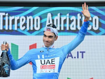 Ciclismo.- Juan Ayuso (UAE) bate a Ganna y se lleva crono y liderato en la Tirreno-Adri&aacute;tico