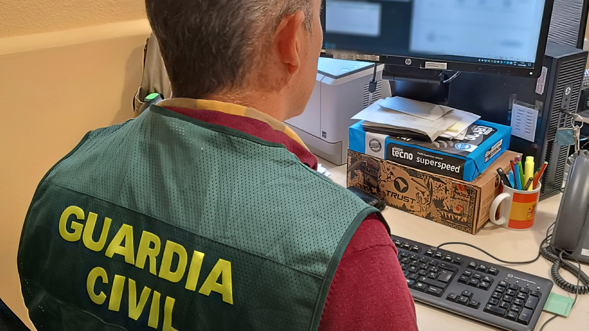 Un agente de la Guardia Civil trabaja en la operación 'Talking'GUARDIA CIVIL04/03/2024