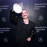 Peter Sposito posa con su premio Mercedes-Benz Fashion Talent
