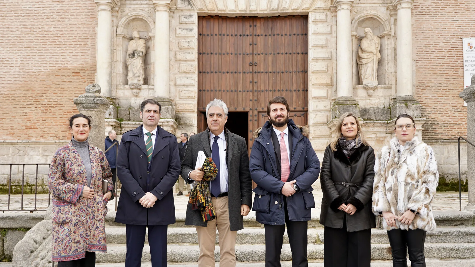 García-Gallardo visita las obras de rehabilitación del retablo de las Angustias, en la Colegiata de Medina del Campo.