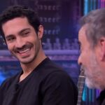 Chino Darín sonríe mirando a Eduard Fernández en 'El Hormiguero'