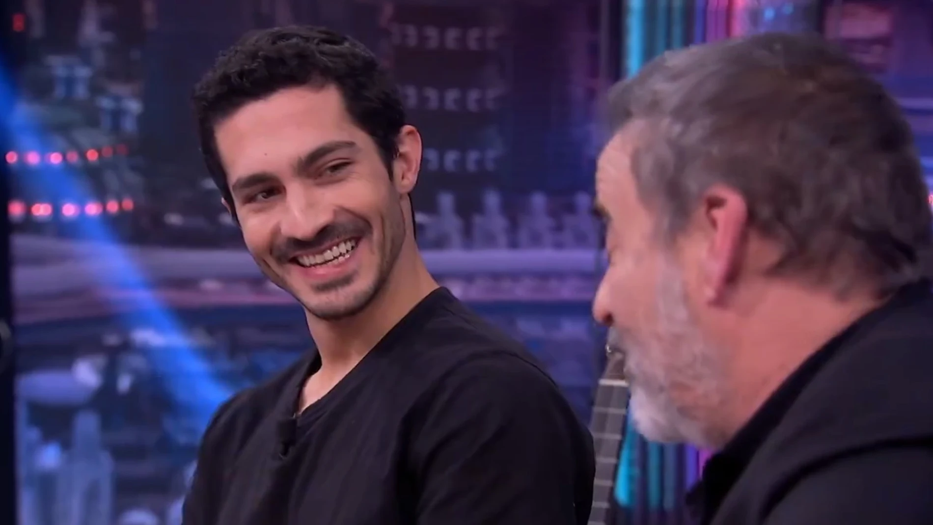 Chino Darín sonríe mirando a Eduard Fernández en 'El Hormiguero'