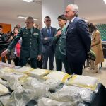 El delegado del Gobierno en Castilla y León, Nicanor Sen, junto al teniente coronel jefe de la Comandancia de Burgos, Alfonso Martín, y el capitán Alejandro Hernández