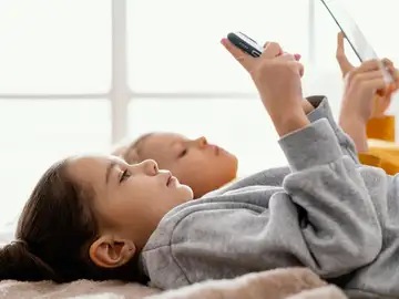 Niños con teléfonos móviles Niños con teléfonos móviles