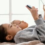 Niños con teléfonos móviles 