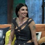 Naiara sonríe sentada en el sofá-cama de 'La Resistencia'
