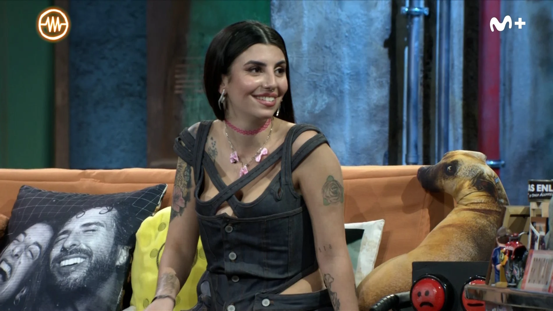 Naiara sonríe sentada en el sofá-cama de 'La Resistencia'