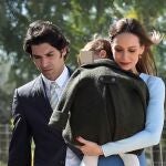 Cayetano Rivera y Eva González junto a su hijo